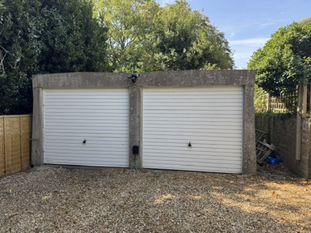 Lot: 77 - FORMER STABLE BLOCK ARRANGED AS A CHARMING COTTAGE WITH GARAGE AND GARDENS - Double Garage